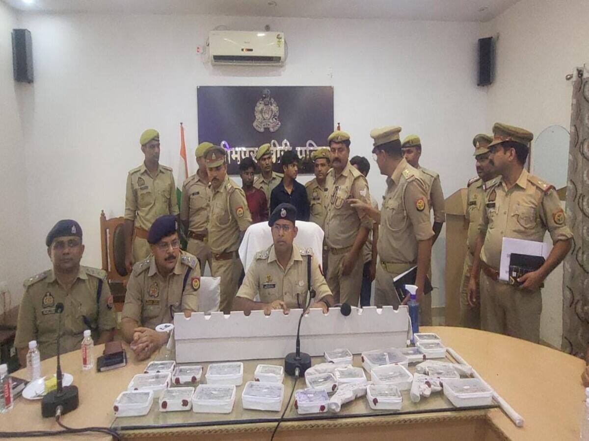 पत्रकार वार्ता में जानकारी देते पुलिस अधीक्षक गणेश प्रसाद साह